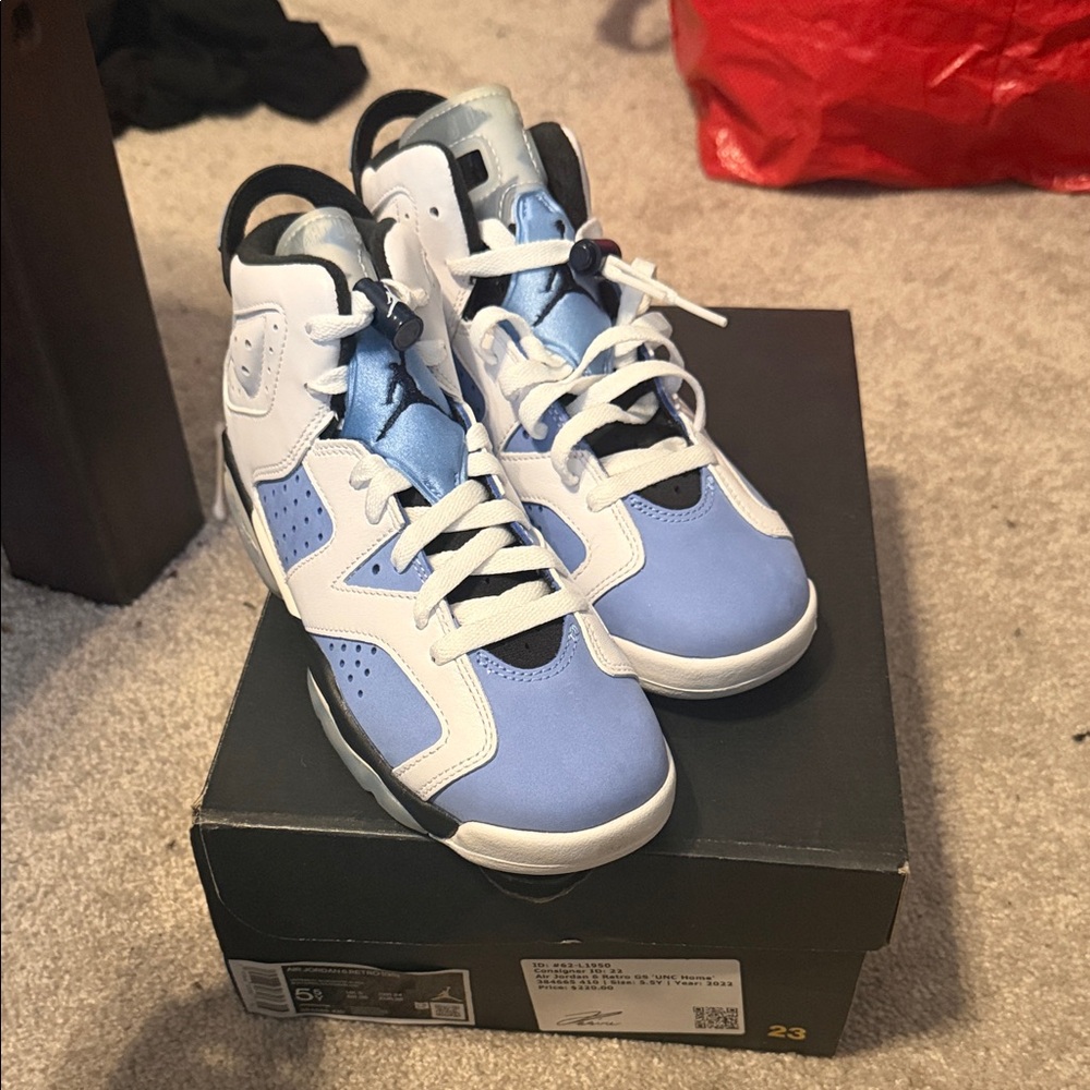 Jordan Kids' Retro Sneakers in White and Light Blue